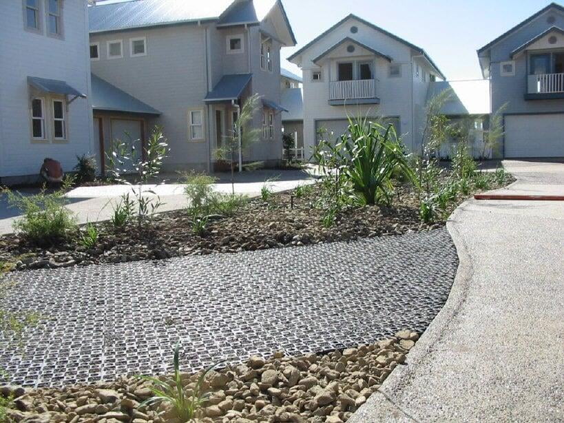 Gravel cell installation for a car park